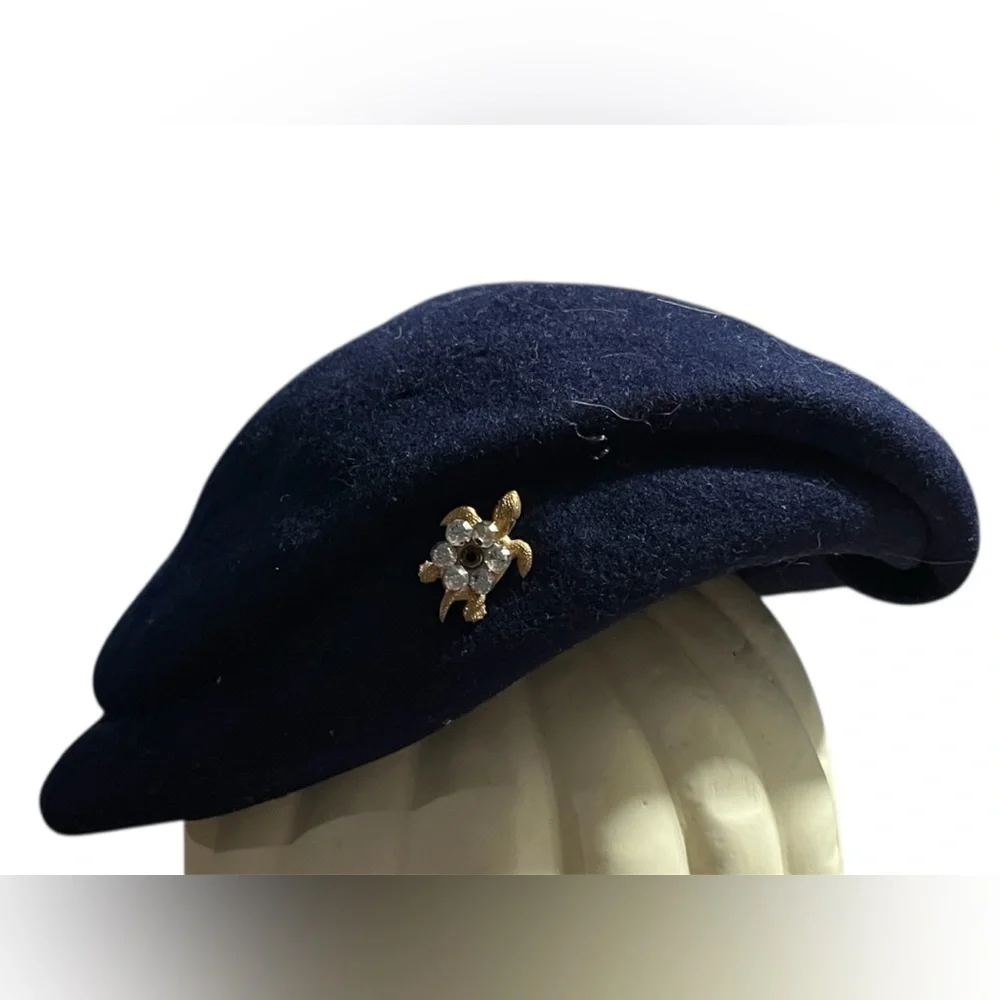 Sandswept Elegant Navy Beret with Seaturtle Pin